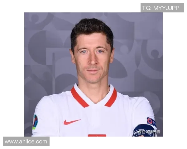 足球明星正脸照展现他们的风采与魅力，感受球场背后的故事与激情